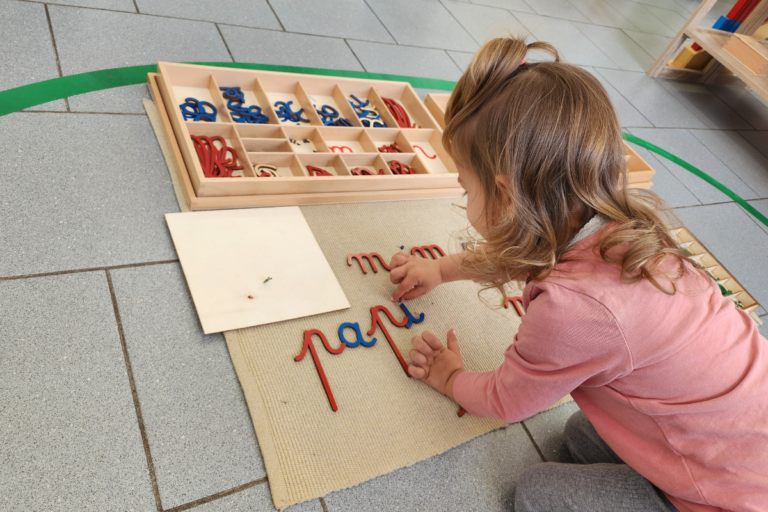 Moment d’apprentissage en autonomie dans une école bienveillante