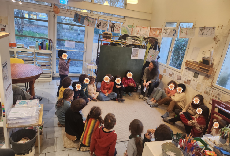 Enfants en interaction dans une école favorisant la confiance et l’autonomie