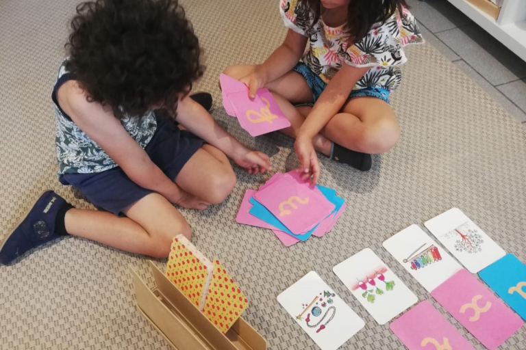 Enfants en interaction dans une école favorisant la confiance et l’autonomie