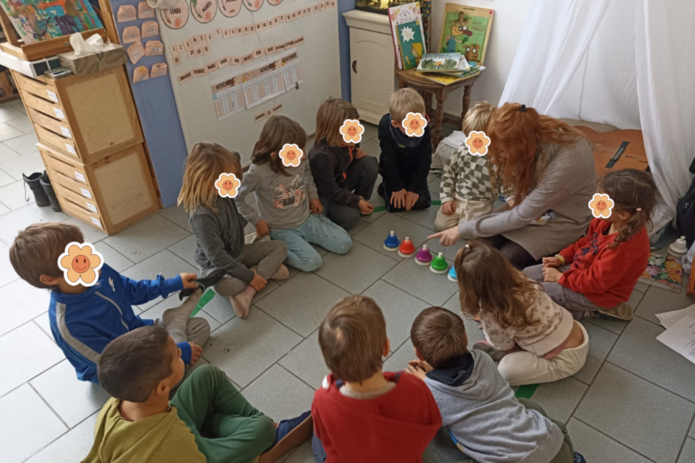 Enfants en classe dans une école à petits effectifs