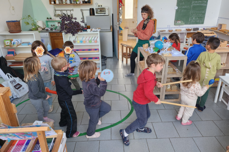 Atelier musique avec des enfants dans une école alternative